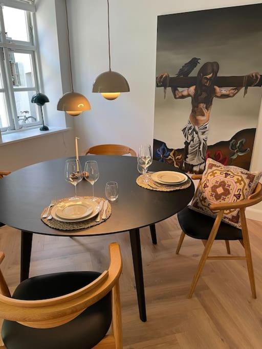 Nyrenoveret Charmerende Lejlighed I Odense C! Daire Dış mekan fotoğraf